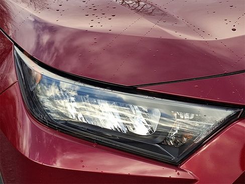 Used 2021 Toyota RAV4 LE image 9