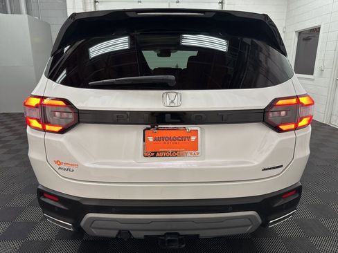 Used 2025 Honda Pilot Touring image 9