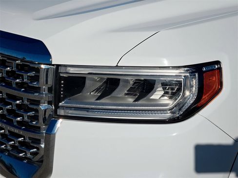 Used 2023 GMC Acadia Denali image 3