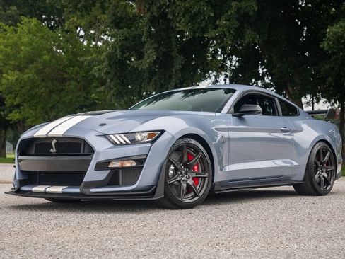 Used 2022 Ford Mustang Shelby GT500 w/ Carbon Fiber Track Pack RWD image 2