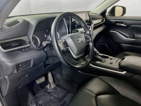 Used 2022 Toyota Highlander XLE FWD image 9