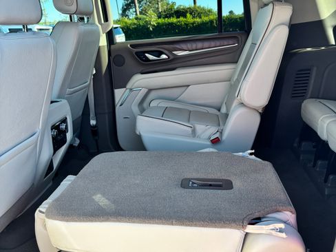 Used 2021 GMC Yukon XL Denali w/ Denali Premium Package image 12