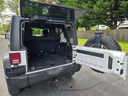 Used 2015 Jeep Wrangler Unlimited Rubicon w/ Connectivity Group AWD/4WD image 17