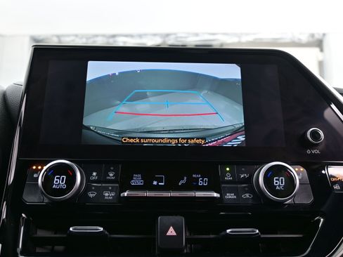 Used 2024 Toyota Highlander XLE AWD/4WD image 20