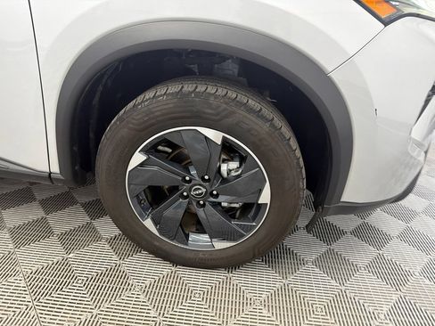 Used 2024 Nissan Rogue SV AWD/4WD image 13