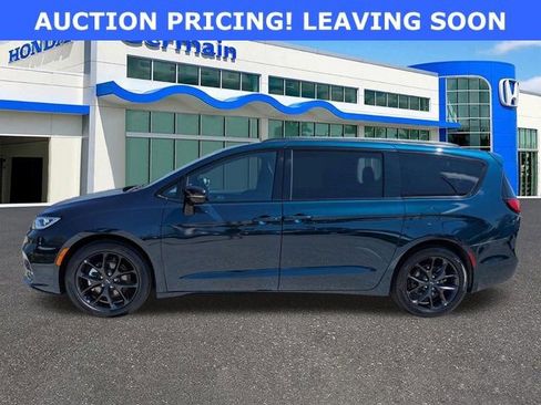 Used 2025 Chrysler Pacifica Limited FWD image 8