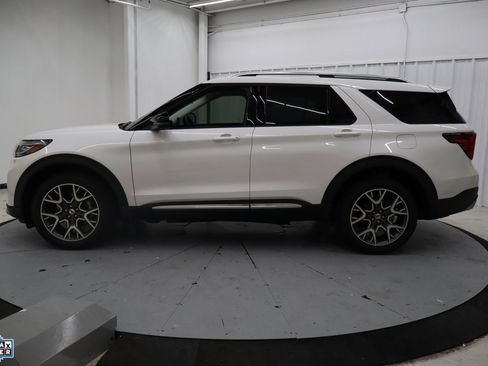 Certified 2025 Ford Explorer Platinum w/ Ultimate Package AWD/4WD image 9