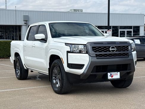Used 2025 Nissan Frontier SV image 2