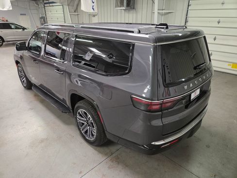Used 2025 Jeep Wagoneer L Series II w/ 8-pass Seating Package AWD/4WD image 5