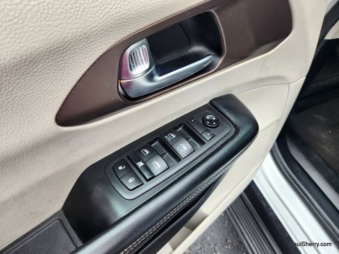 Used 2020 Chrysler Voyager L image 26