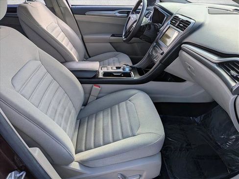 Used 2017 Ford Fusion SE w/ Fusion SE Technology Package image 19