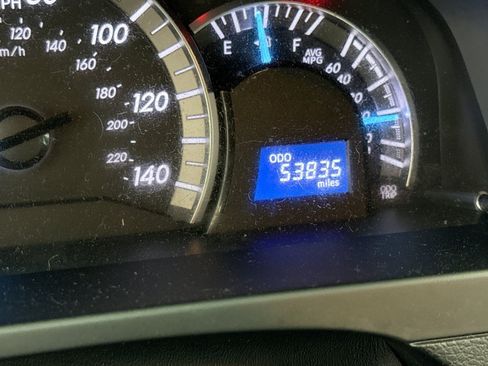 Used 2014 Toyota Camry SE w/ Moonroof Package FWD image 11