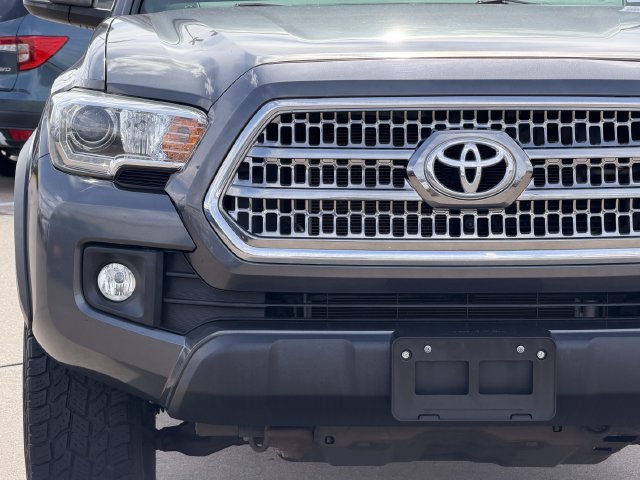 Used 2017 Toyota Tacoma TRD Off-Road w/ Premium & Technology Package AWD/4WD image 4