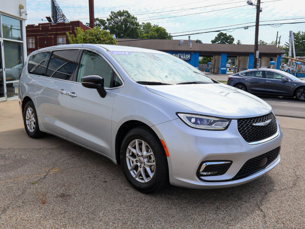 Used 2024 Chrysler Pacifica Touring-L FWD image 7