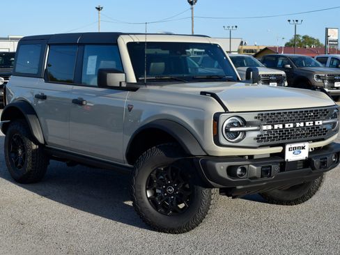 New 2026 Ford Bronco Badlands image 3