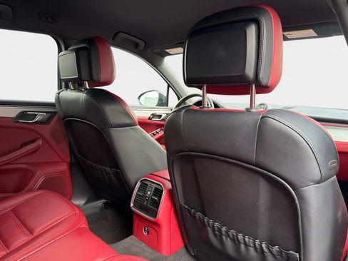 Used 2023 Porsche Macan AWD/4WD image 30