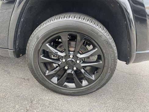 Certified 2022 Jeep Grand Cherokee Laredo X image 10