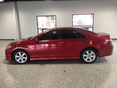 Used 2009 Toyota Camry SE FWD image 1