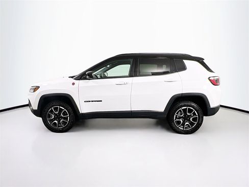 Used 2024 Jeep Compass Trailhawk image 4