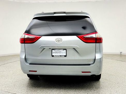 Used 2020 Toyota Sienna XLE Premium AWD/4WD image 6