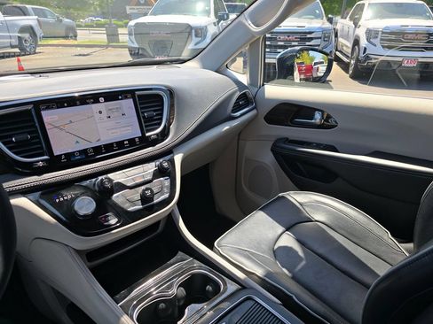 Used 2023 Chrysler Pacifica Limited FWD image 36