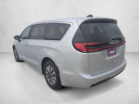 Used 2024 Chrysler Pacifica Limited FWD image 8