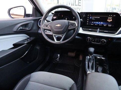 Used 2025 Chevrolet Trax LT w/ LT Convenience Package FWD image 22