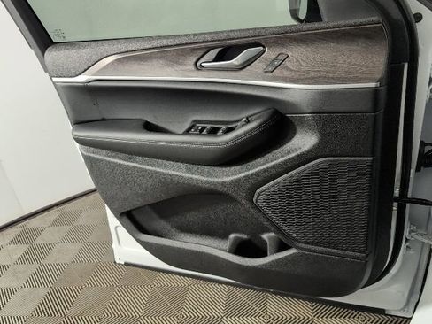 New 2025 Jeep Grand Cherokee L Limited w/ Black Appearance Package AWD/4WD image 20