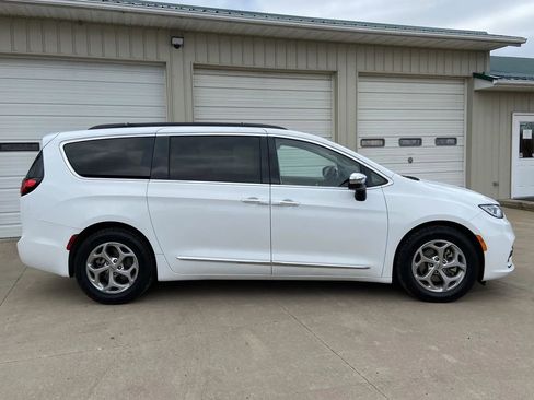 Used 2023 Chrysler Pacifica Limited FWD image 7