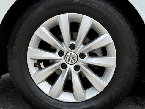 Used 2018 Volkswagen Beetle 2.0T Coast FWD image 24