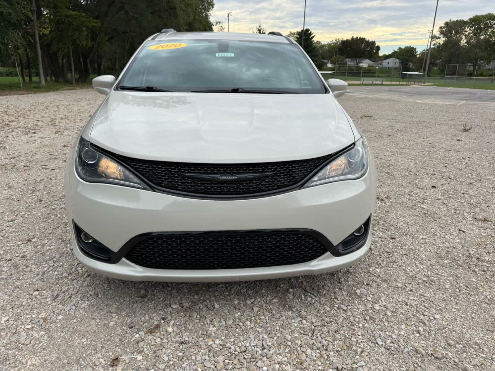 Used 2020 Chrysler Pacifica Touring-L w/ S Appearance Package FWD image 9