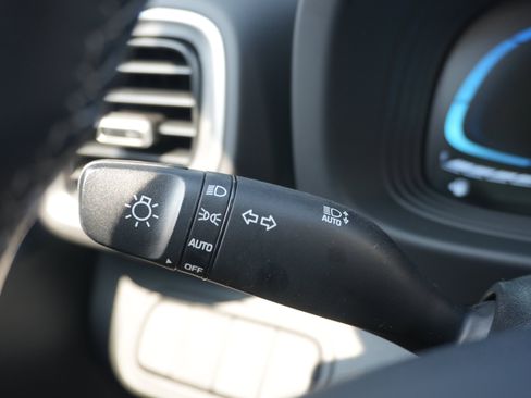 Used 2025 Hyundai Venue SEL FWD image 41