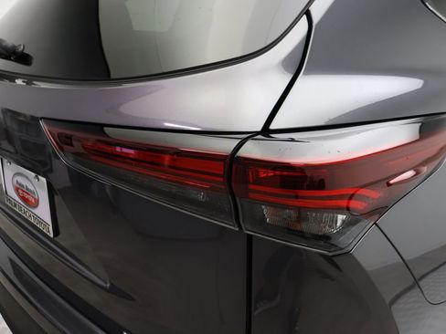Certified 2024 Toyota Highlander XLE image 9