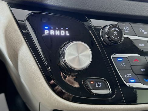 Used 2024 Chrysler Pacifica Touring-L FWD image 16
