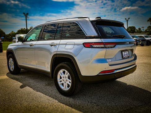 Used 2023 Jeep Grand Cherokee Laredo image 7