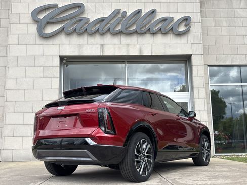 Used 2025 Cadillac Optiq Sport 2 w/ LPO, Floor Liner Package AWD/4WD image 4
