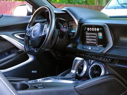 Used 2016 Chevrolet Camaro SS RWD image 32