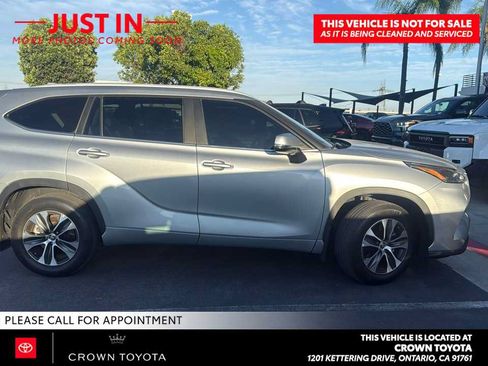 Used 2023 Toyota Highlander XLE FWD image 3