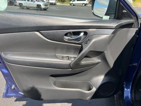Used 2019 Nissan Rogue SV FWD image 16