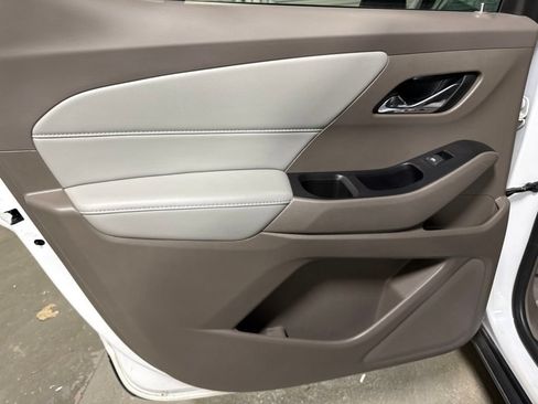 Used 2021 Chevrolet Traverse LT FWD image 20