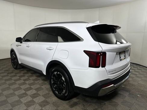 Used 2024 Kia Sorento S w/ Panoramic Sunroof Package image 5