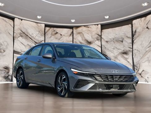 Used 2024 Hyundai Elantra SEL w/ Convenience Package image 4