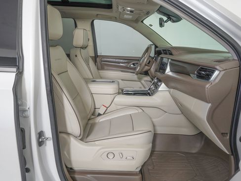 Used 2021 GMC Yukon Denali w/ Denali Premium Package image 9