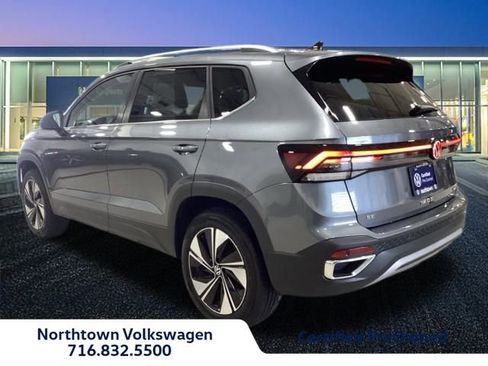 Certified 2025 Volkswagen Taos SE w/ Panoramic Sunroof Package AWD/4WD image 3