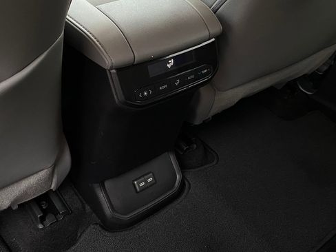 Used 2023 Toyota Highlander XLE image 28