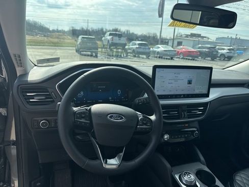 Used 2024 Ford Escape Platinum w/ Premium Technology Package image 3