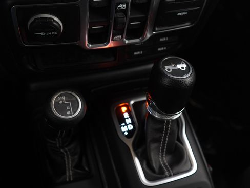Used 2018 Jeep Wrangler Unlimited Sahara w/ Dual Top Group AWD/4WD image 23