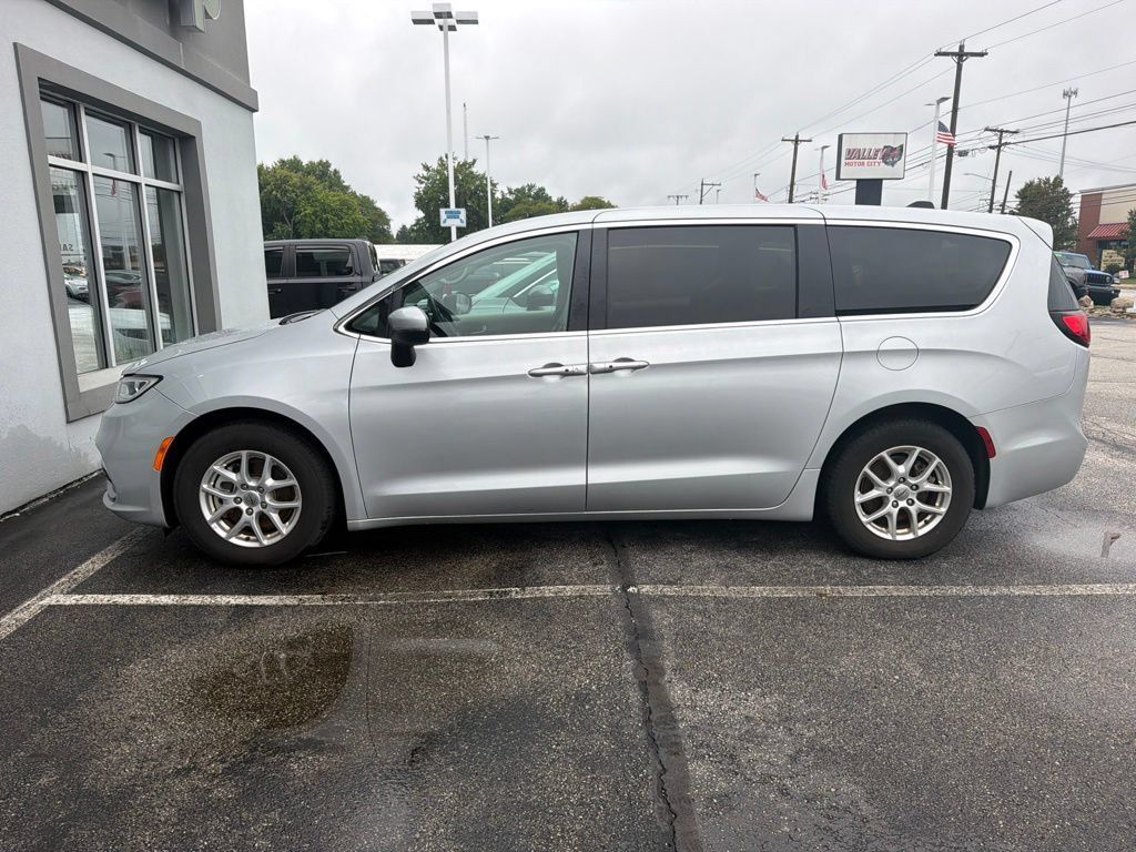 Used 2023 Chrysler Pacifica Touring-L FWD image 2