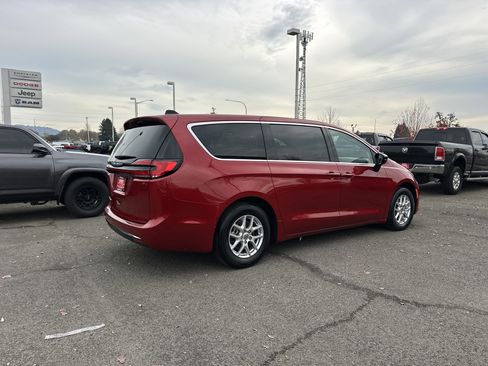 Used 2024 Chrysler Pacifica Touring-L image 5