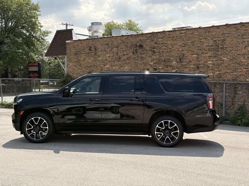 Used 2022 Chevrolet Suburban RST w/ Luxury Package AWD/4WD image 8